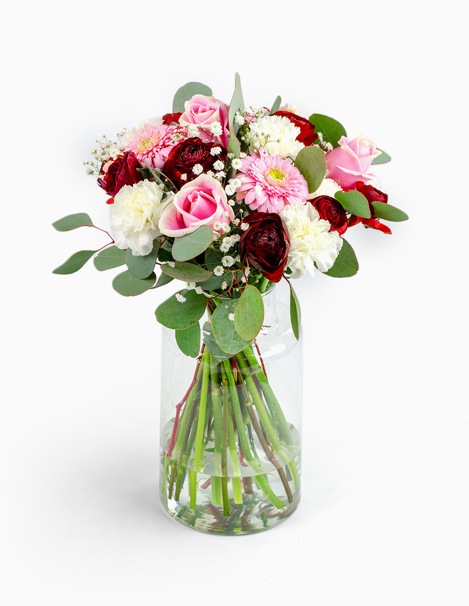 Ramo "Valentina" de Gerberas e Rosas Cor-de-Rosa, Ranunculus Vermelhos e Cravos Brancos com Gipsophyla e Verduras.